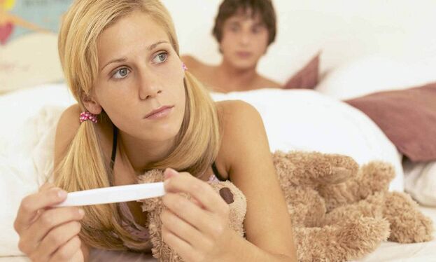 حمل کے ٹیسٹ کے ساتھ لڑکی